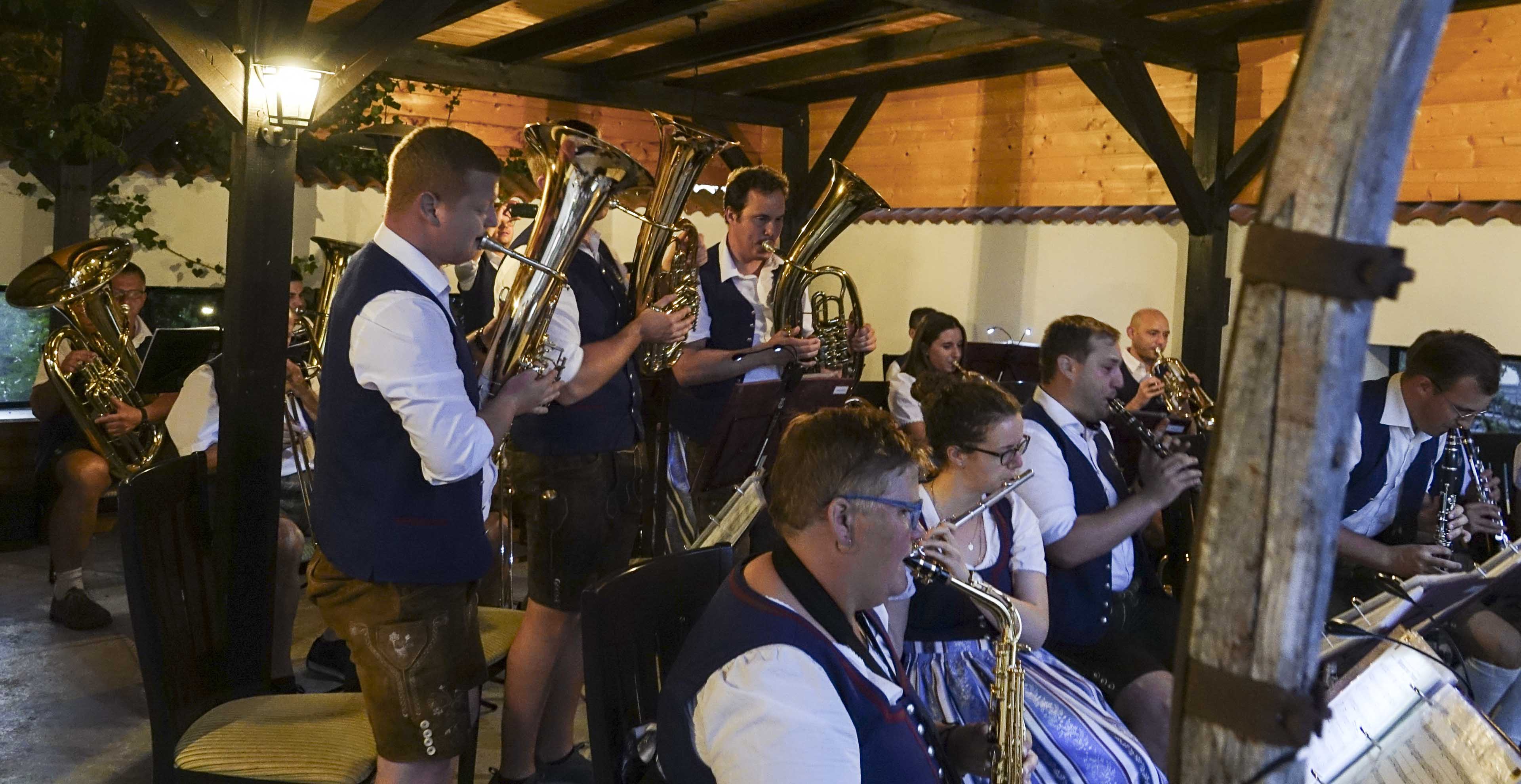 Der Musikverein beim Dämmerschoppen auf der Blutalm